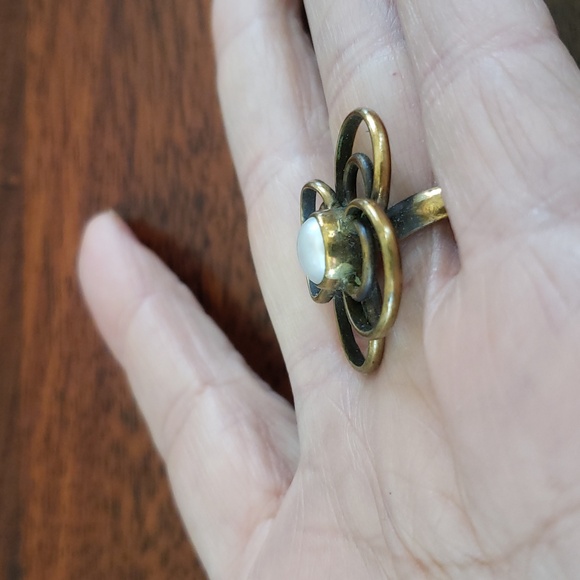 💐 Antiqued Brass Pearl Flower Ring • Dainty Boho Vintage - Picture 8 of 9